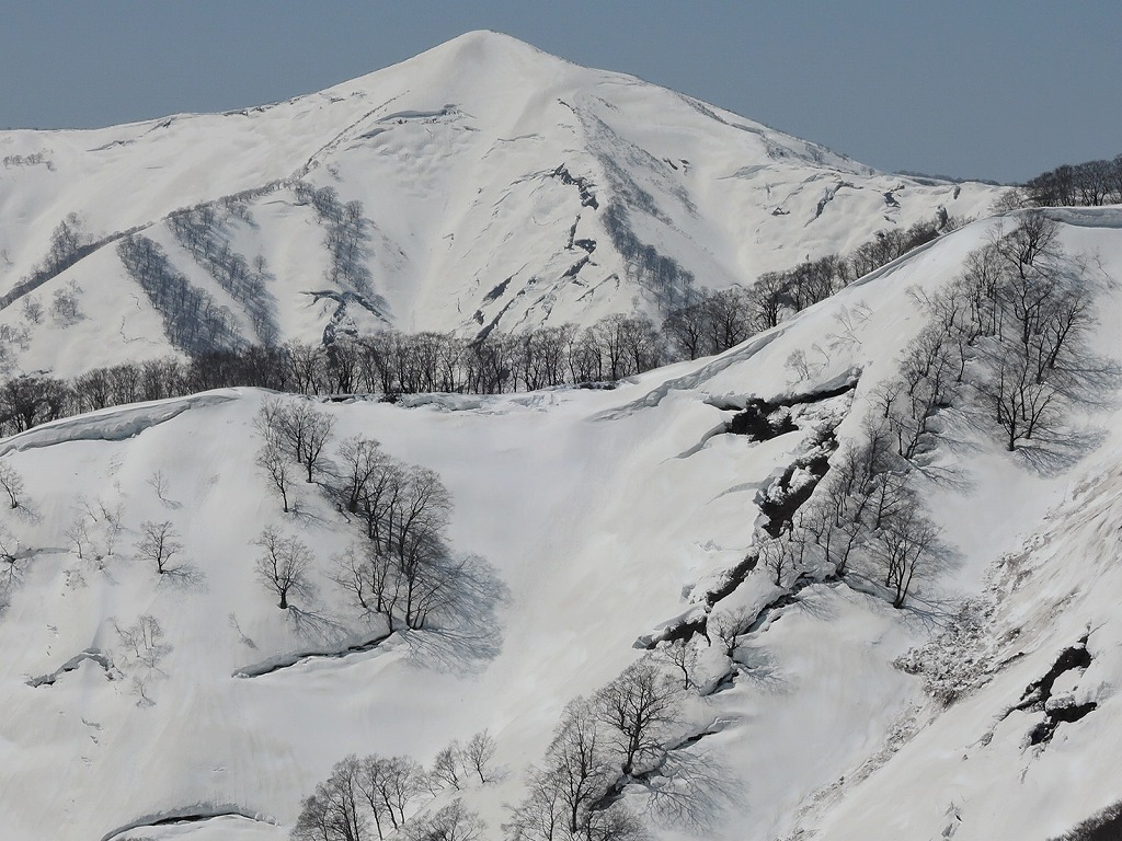 軍沢岳（いくさざわだけ）: 山形の自然